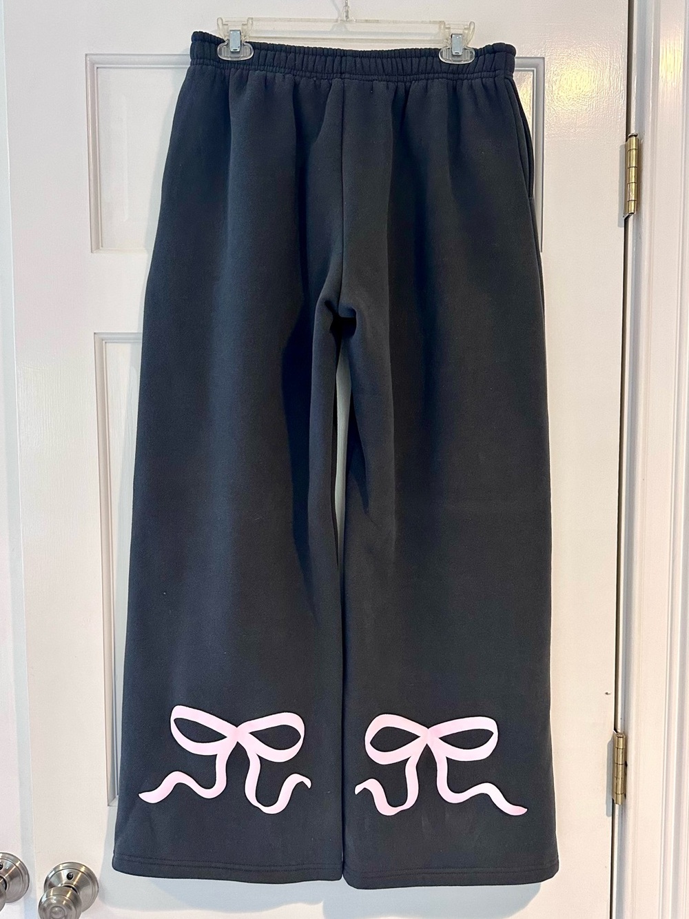 New without tags EDIKTED Women’s Bonney Bow Detail Sweatpants in Gray - size M